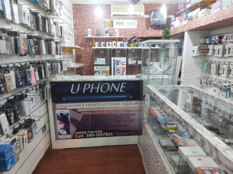 Tecnico U Phone Bologna che ripara un iPhone con cura e professionalità